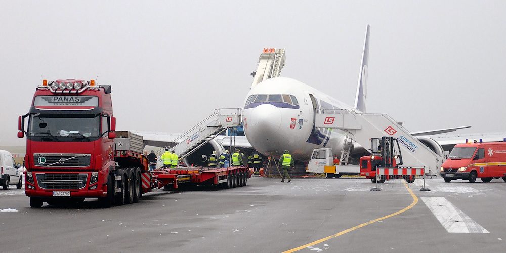 Lądowanie na brzuchu – Panas Transport w akcji usuwania Boeinga z płyty lotniska w 2011 roku